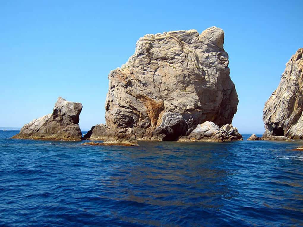 Roca en medio del mar "El Gat"