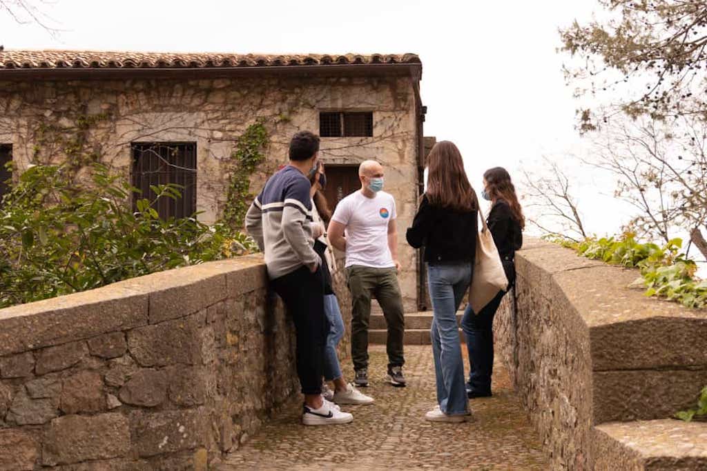 Turistas con un guía en un lugar empedrado de Girona