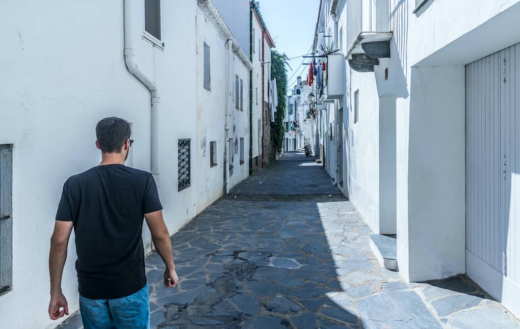 Boy walking through the streets of cadaqués on a guided tour