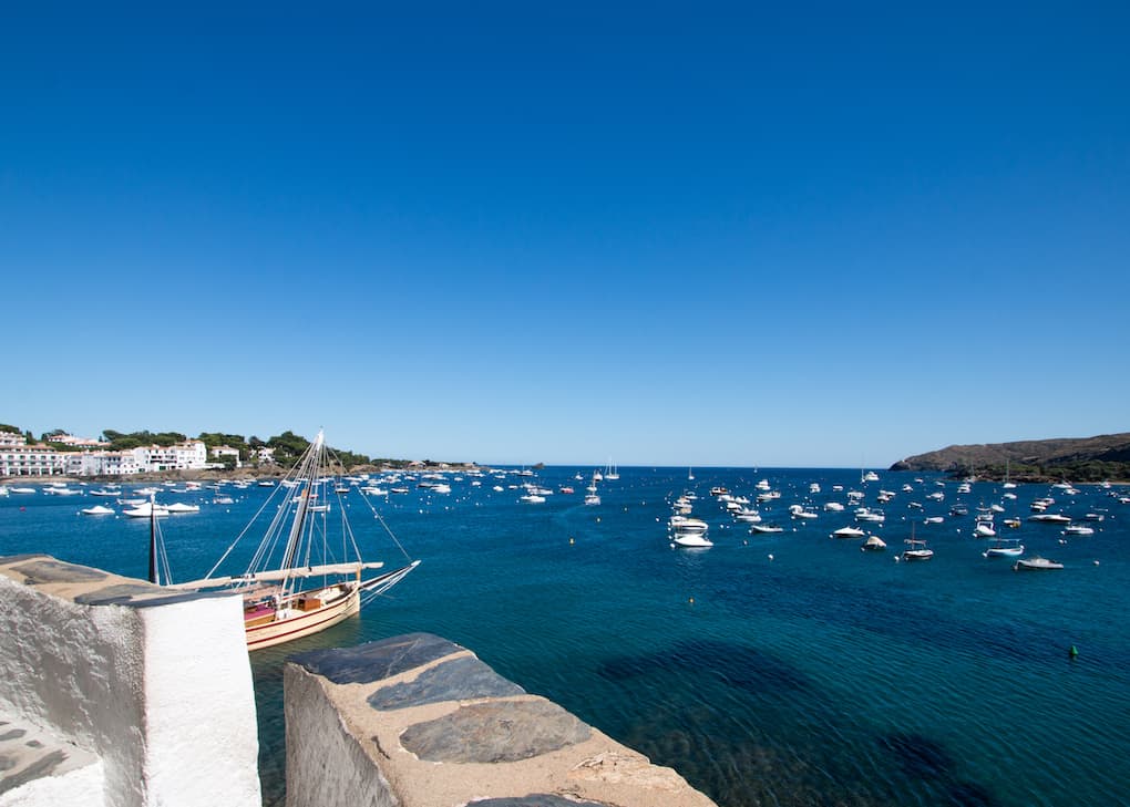 vistas de la bahía de Cadaqués repleta de barcos